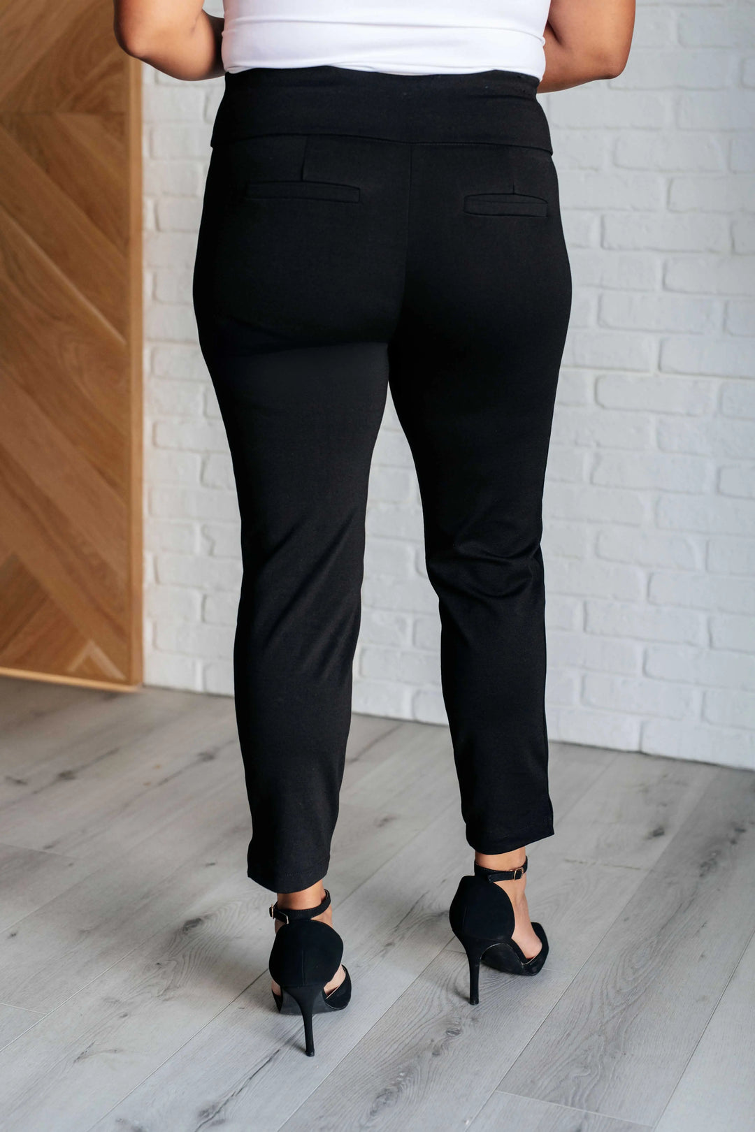 Magic Ankle Crop Skinny Pants in Black Ave Shops